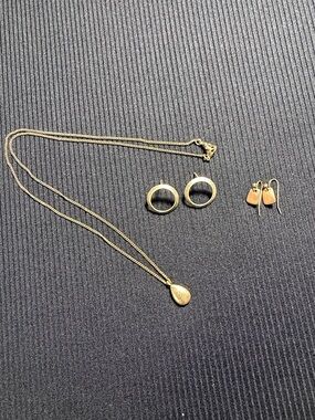 Gold Teardrop Pendant Necklace - Classic Women’s Necklace in Gold